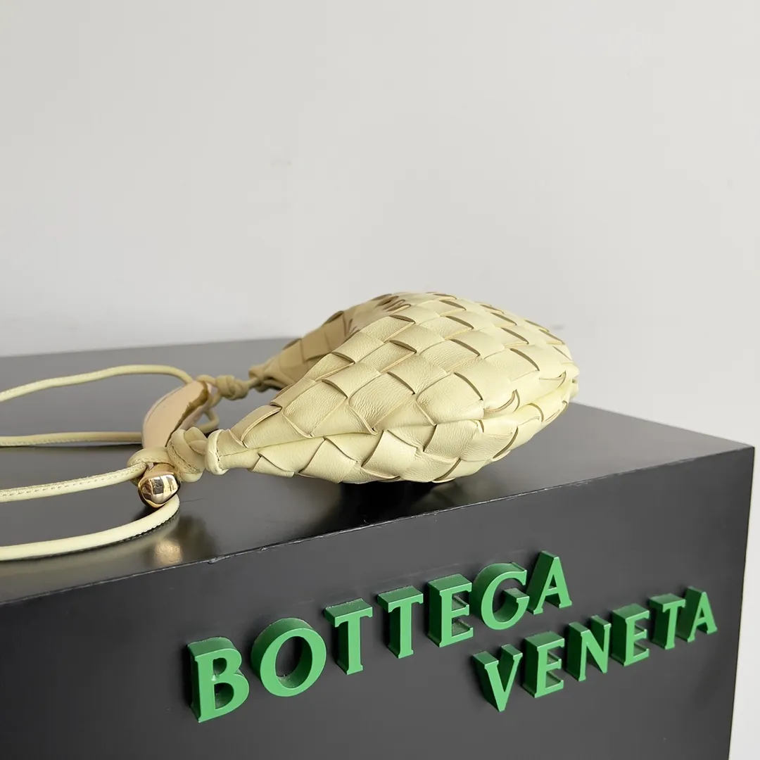 Batch of 1260 BV Mini Sardine is coming‼ ️Super high-end, stainless steel hardware + 24k real gold plating process, fish scales (concave and convex positions) are the finishing touch, the sardine bag that can be carried cross-body is completely beautiful to the heart. The metal element handle and the weaving are perfectly combined to completely integrate the artistic sense and elegance and fashion. It is really like a work of art🏺The large size is elegant, the small size is exquisite and cute, a must-have item for fashionistas, and the details are perfectly reproduced. Style number: 744267 Size 20*12*2.5
